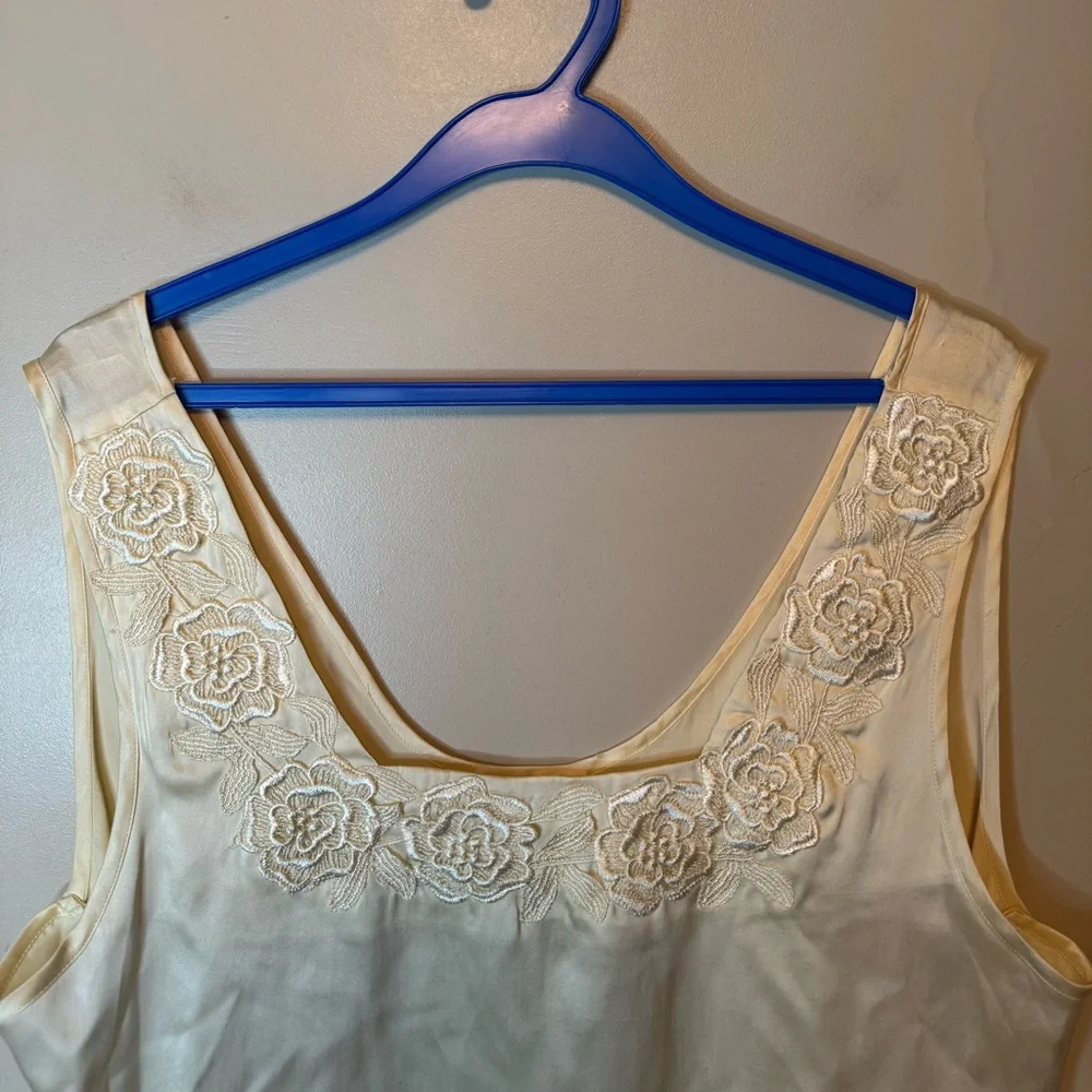 Vintage Saks Fifth 100% Silk Cream Tank Top Floral Embroidered Trim Womens XL - Picture 2 of 9